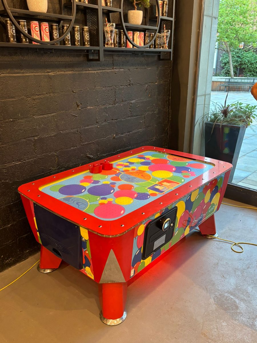 Cashless air hockey arcade machine for long-term venue installation