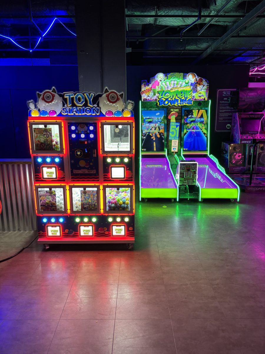 Cashless arcade game with tap to pay card and mobile payments